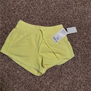 Lululemon inner glow short NWT